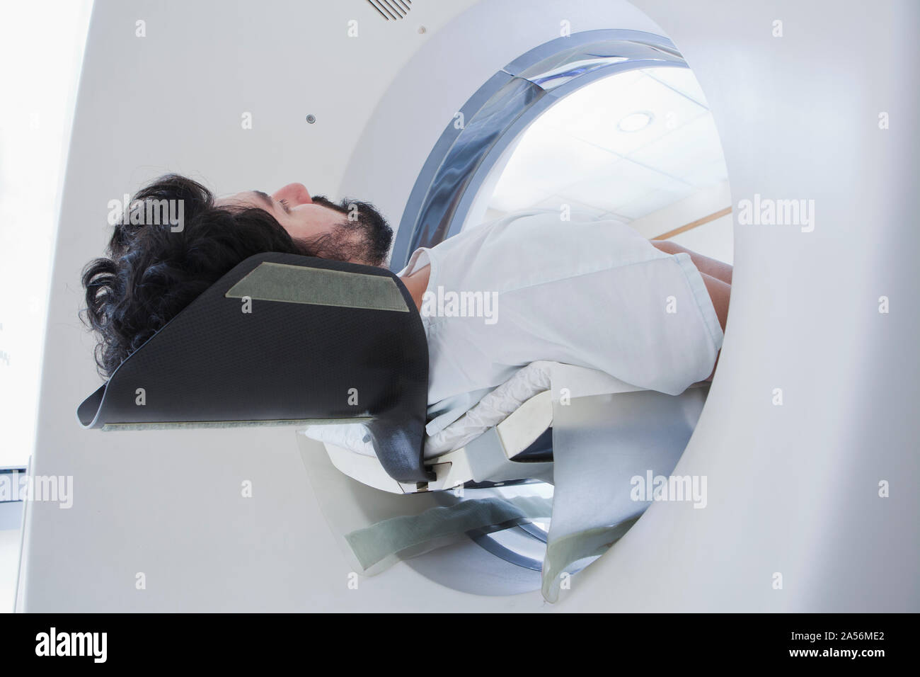 Young male patient ayant un CT scan en radiologie, low angle view Banque D'Images