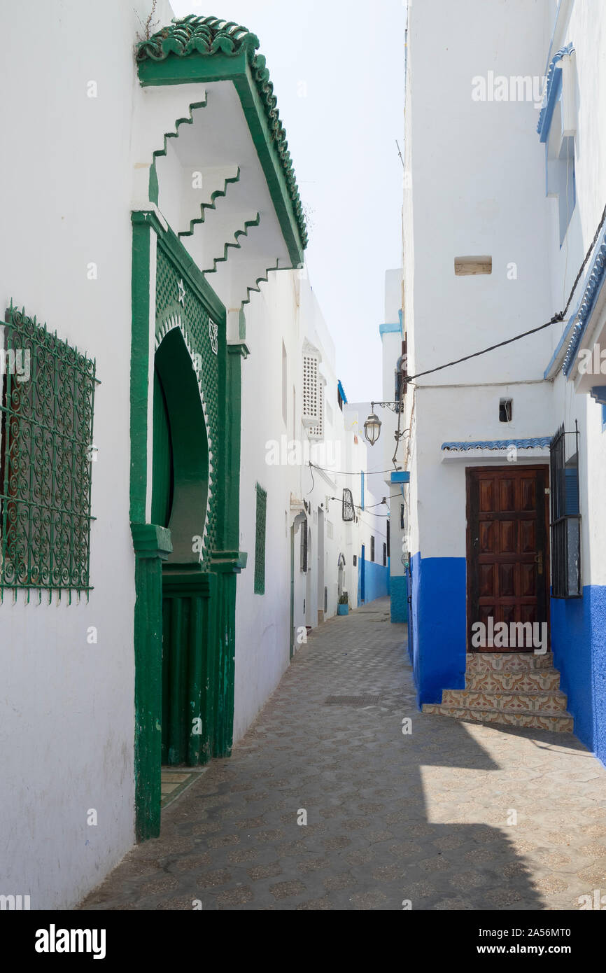 Vieille rue étroite dans la médina d'Asilah, Maroc Banque D'Images