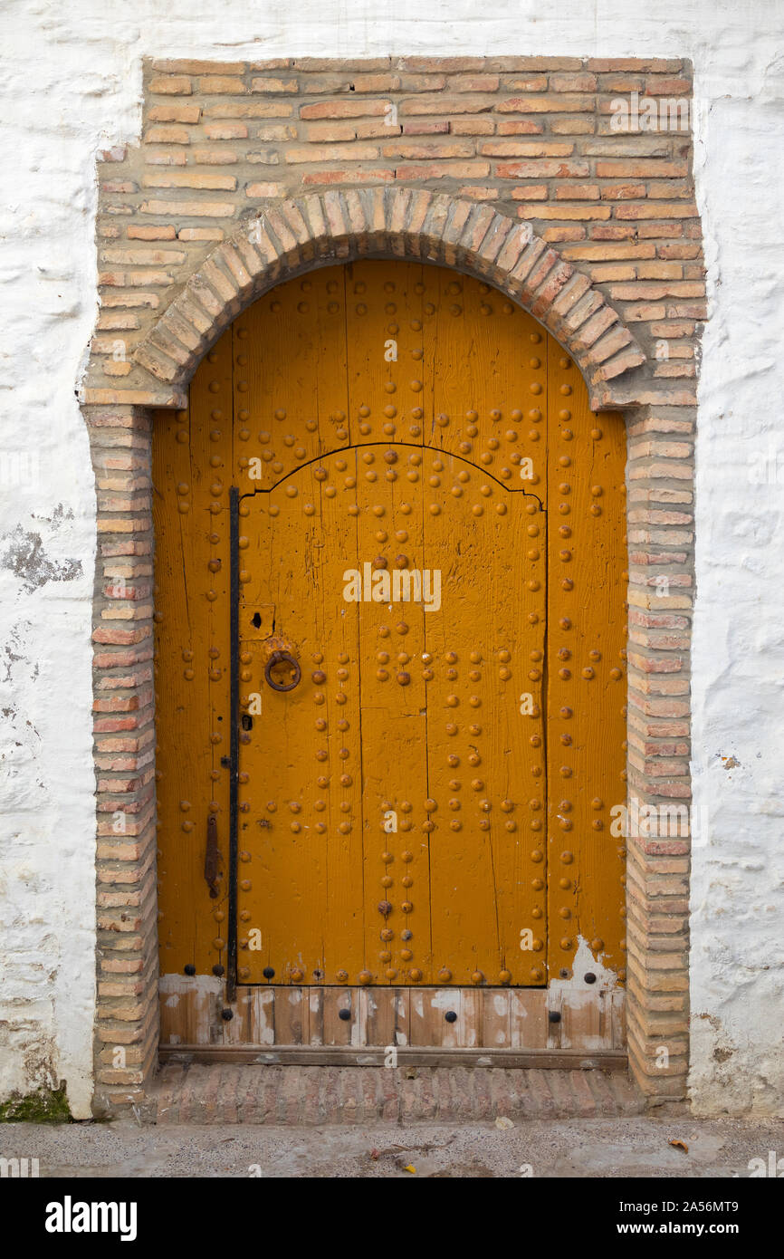 Vieille porte en bois avec décoration à la médina d'Asilah, Maroc Banque D'Images