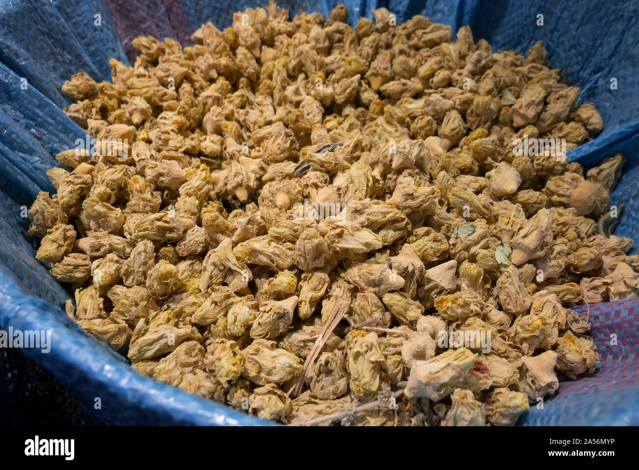 Sacs avec fleurs de figue de Barbarie séchées sur le marché au Maroc Banque D'Images