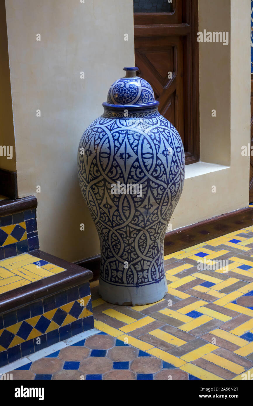 Vase marocain traditionnel décoré dans un hall avec des tuiles colorées