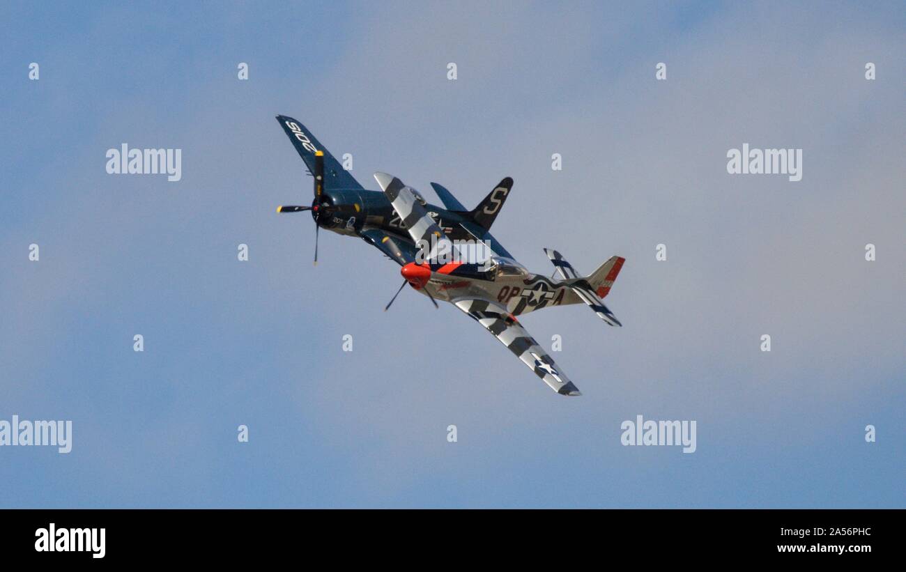 L'aéroport de Camarillo, CA/USA le 17 août 2019 : la Deuxième Guerre mondiale, un bombardement simulé à l'aéroport de Camarillo Airshow avec un P51 et un corsaire. Banque D'Images