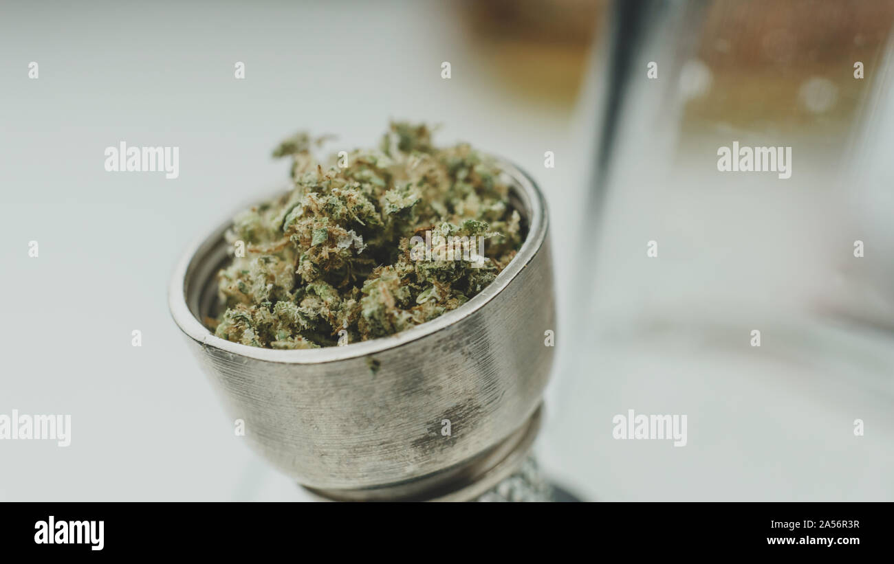 Close-up de fumeurs de marijuana médicale avec bong, à l'intérieur. La fumée de macro du chanvre. Le cannabis est un concept de médecine de fines herbes. Banque D'Images