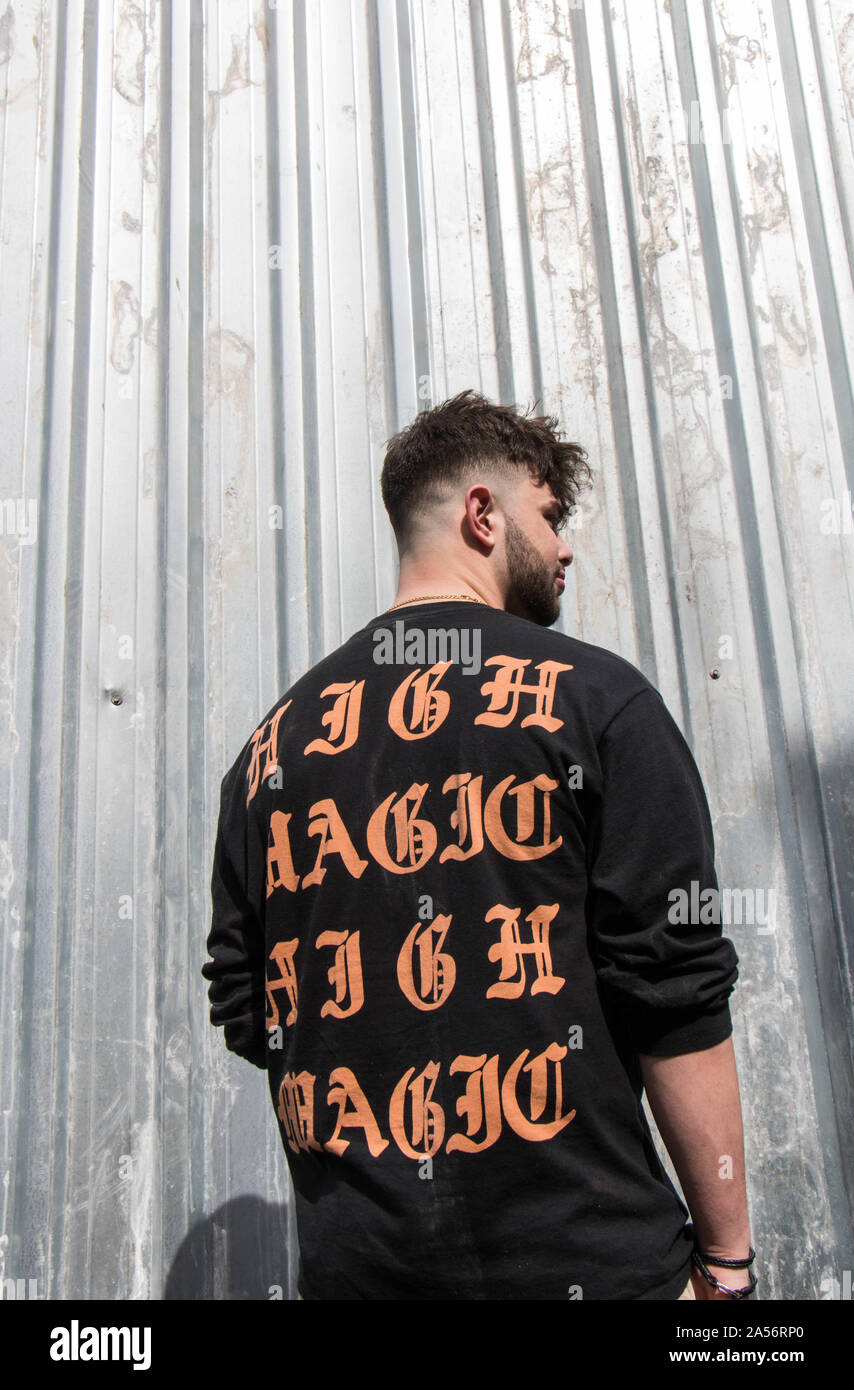 Modèle masculin, contre mur, portrait, 2018 Banque D'Images