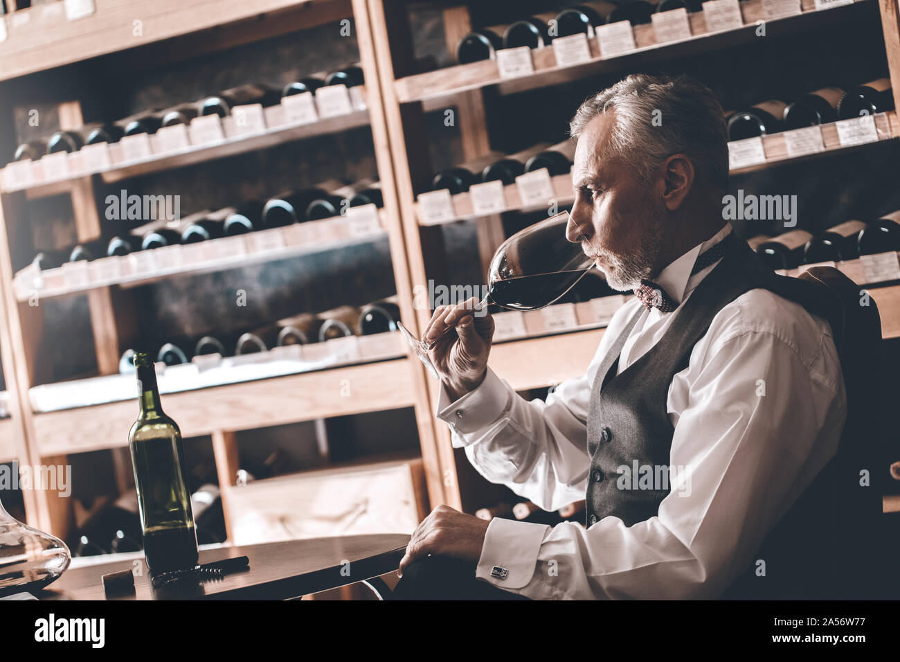 Sommelier Concept. Senior réfléchie drinking red wine Banque D'Images