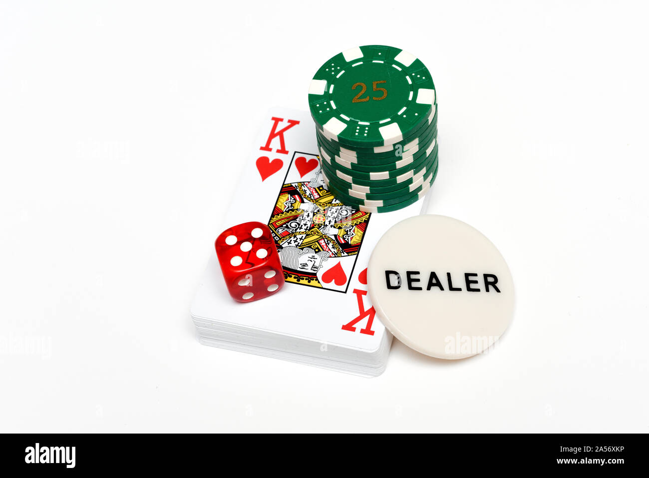 Objets Casino jeux de cartes dice jetons de casino isolé sur blanc pour jouer jeux de hasard et d'argent Banque D'Images