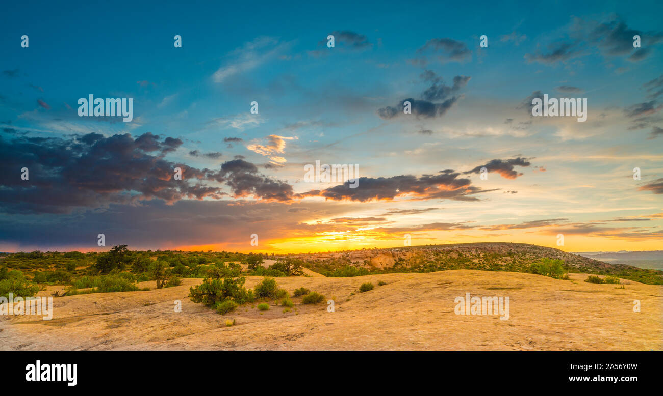 Le coucher du soleil, Dunes pétrifiées, Arches National Park, UT. Banque D'Images