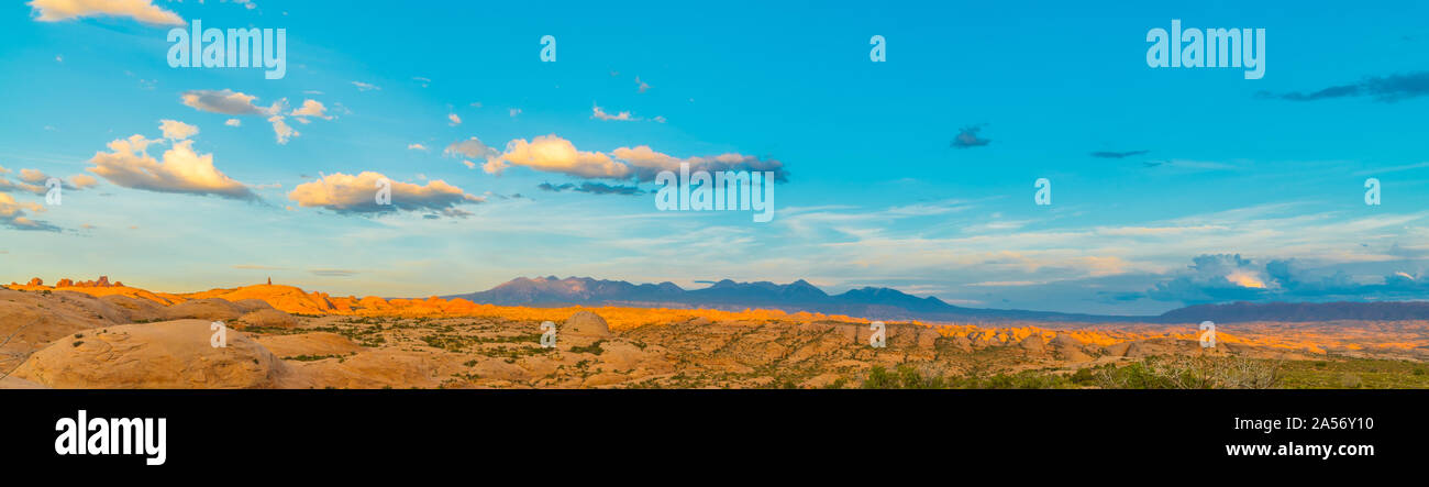 Montagnes La Sal avec Dunes pétrifiées, Arches National Park, UT. Banque D'Images