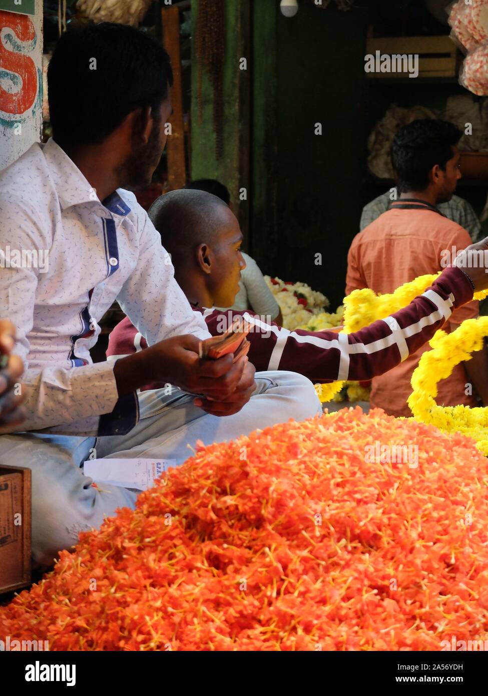 MYSURU (Mysore),KARNATAKA INDE/Février 2018:13-vendeur de fleurs argent comptant du flower stall,Devaraja,marché,Mysore Karnataka. Banque D'Images