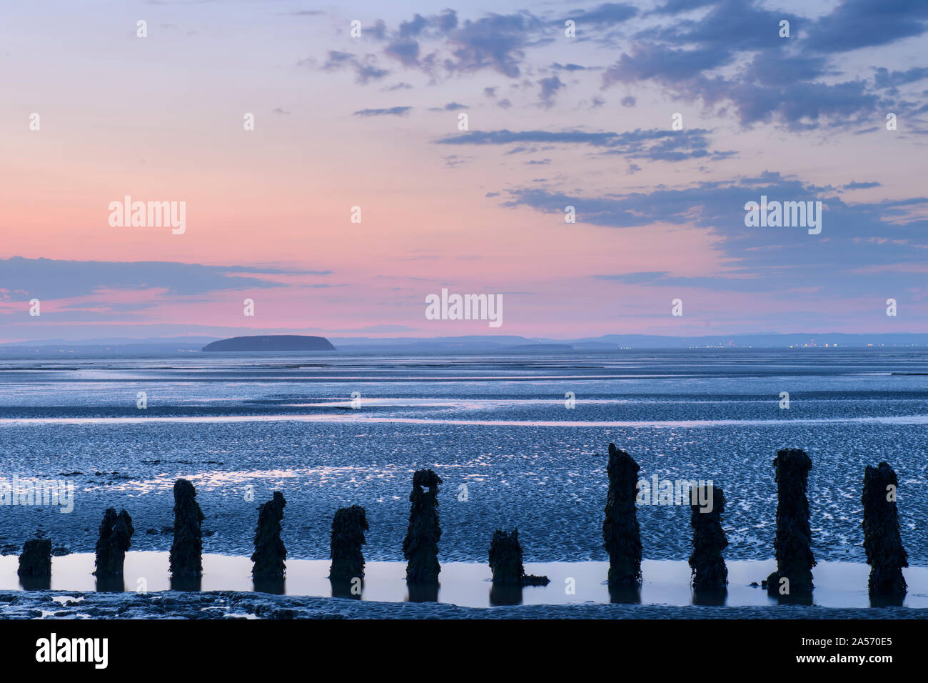 Le reste de la SS Nornen sur la plage à Chabeuil, Somerset, comme receeds la marée. Banque D'Images