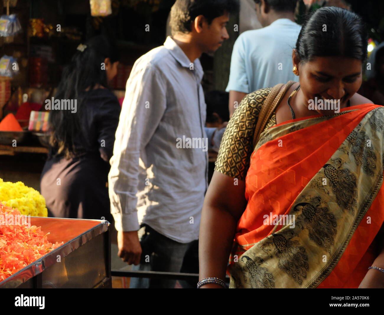 MYSURU (Mysore),KARNATAKA/Inde 13 FÉVRIER 2018:les gens se mêlent,achat et vente d'étals de fleurs au marché Devaraja,,Karnataka,Mysore. Banque D'Images