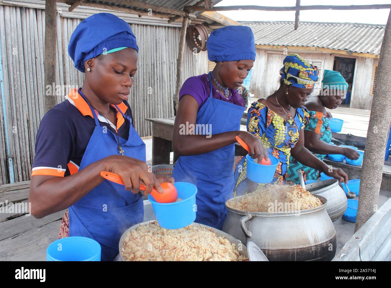 (191018) -- COTONOU, 18 oct., 2019 (Xinhua) -- les membres du personnel d'une cantine faire déjeuner avec du riz à l'aide de la Chine à l'école primaire à l'Toyoyome banlieue de Cotonou, Bénin, le 17 octobre 2019. La ministre d'État pour la planification et le développement Abdoulaye Bio-Tchane a indiqué que la Chine a été le principal partenaire de l'Afrique de l'Ouest intégrée du programme d'alimentation scolaire visant à améliorer les taux de scolarisation et le taux de rétention pour les enfants. Pour aller à l'Interview : Chine-aided programme d'alimentation scolaire, apporte des résultats favorables au Bénin : (Photo de officiel Zounyekpe Seraphin/Xinhua) Banque D'Images