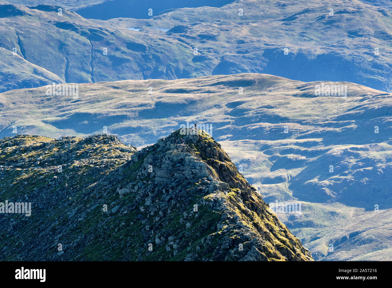 Les randonneurs sur l'espionnage de haut comment, à bord, marchant sous Helvellyn, Lake District, Cumbria Banque D'Images