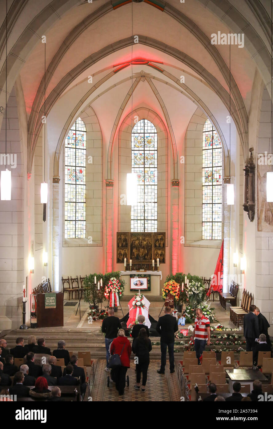 Halle, Allemagne. 18 Oct, 2019. Les gens sont debout à le cercueil du jeune homme de 20 ans avant le service funèbre dans l'église St Maximi. Neuf jours après l'attaque terroriste, les parents et amis de faire ses adieux au domicile de la victime la ville. Le 9 octobre l'Allemand Stephan B., lourdement armés, avait d'abord tenté de pénétrer dans une synagogue. Quand son plan a échoué, il a tiré un 40-year-old femme dans la rue et peu après, un jeune homme de 20 ans dans un restaurant kebab. Crédit : Jan Woitas/dpa-Zentralbild/dpa/Alamy Live News Banque D'Images