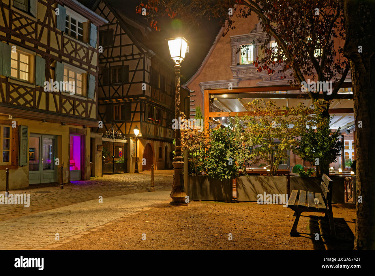 COLMAR, FRANCE, le 11 octobre 2019 : les anciennes rues typiques de Colmar dans la nuit. La ville est renommée pour sa vieille ville bien conservée et ses nombreux archi Banque D'Images