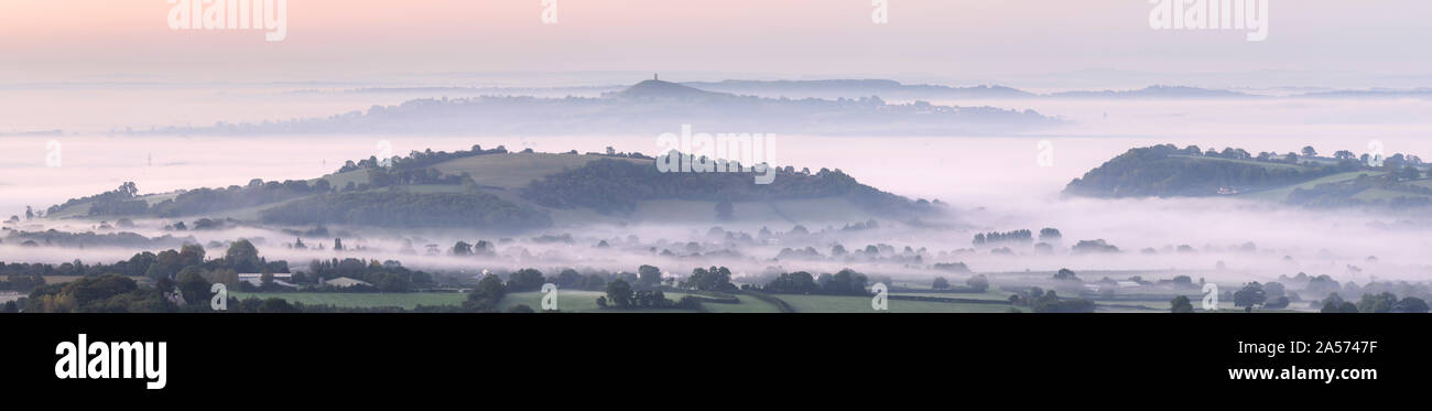 Une vue panoramique de Glastonbury Tor entouré par misty campagne sur les niveaux de Somerset. Banque D'Images
