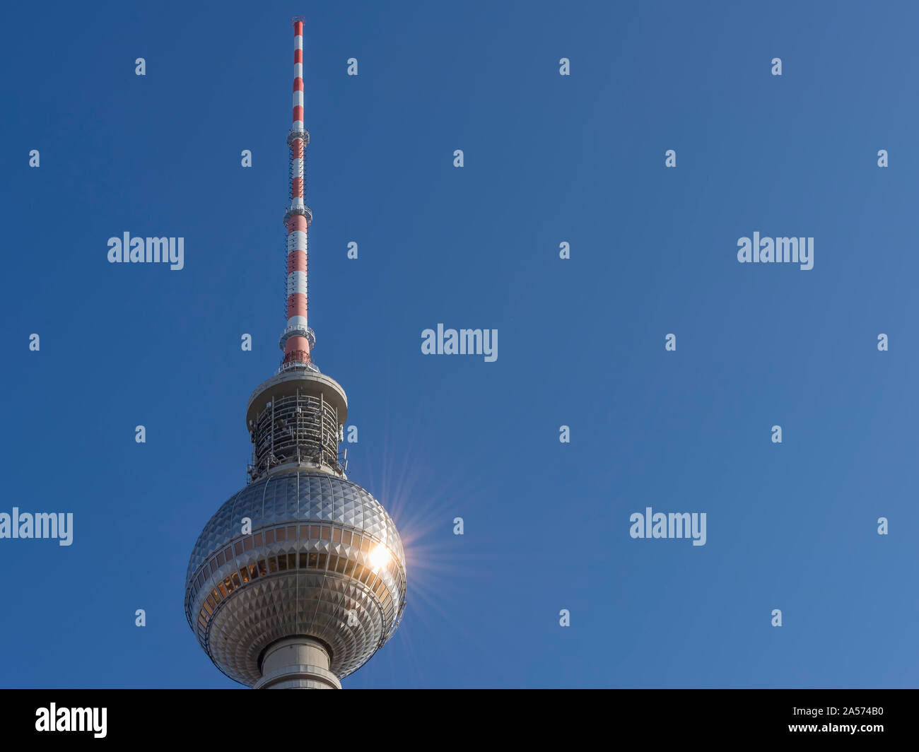 Un matin soleil Ray crée un beau reflet contre la vitre de la tour de télévision de Berlin, Allemagne Banque D'Images