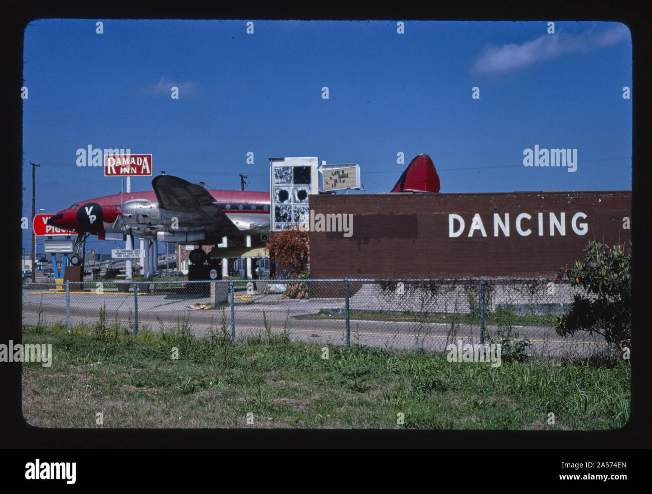 Place de village Disco Crash Landing, New Orleans, Louisiane Image  Description : Crash Landing était un bar (à divers moments aussi un  restaurant et/ou disco dance club) dans la région de Metairie,