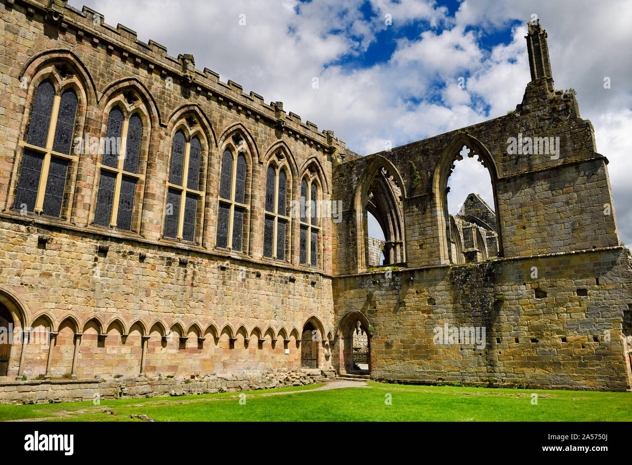 L'église du prieuré de St Mary et St Cuthbert relié au ruines de Bolton Prieuré monastère des Augustins de l'abbaye de Boton Wharfedale Angleterre Banque D'Images