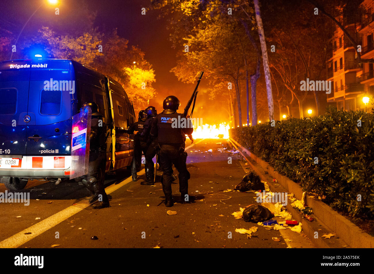 Barcelone, Espagne - 18 octobre 2019 : Mossos d'esquadra police catalane avec armes à confronter avec les manifestants dans la nuit lors d'affrontements avec les jeunes activistes w Banque D'Images