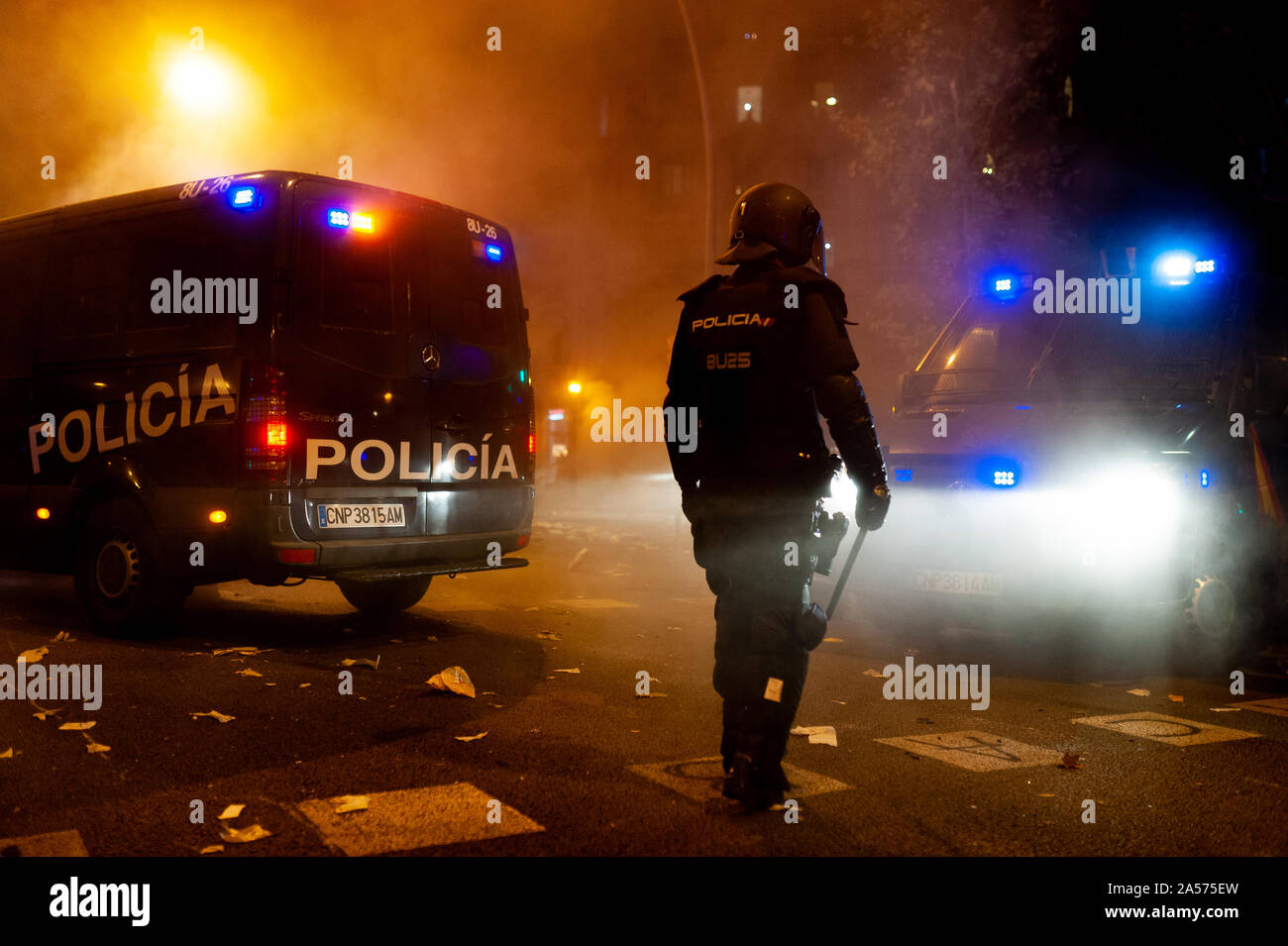 Barcelone, Espagne - 18 octobre 2019 : Mossos d'esquadra au milieu du brouillard et de la fumée la police catalane avec armes à confronter avec les manifestants dans la nuit lors d'affrontements wit Banque D'Images