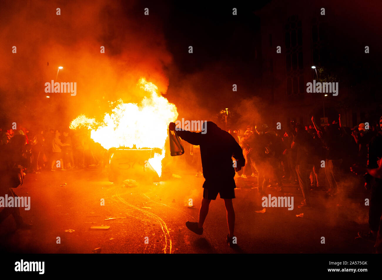 Barcelone, Espagne - 16 octobre 2019 : spectaculaire effrayant image de jeune pro catalan militant mars contre l'incendie au cours des émeutes avec la police ami Banque D'Images