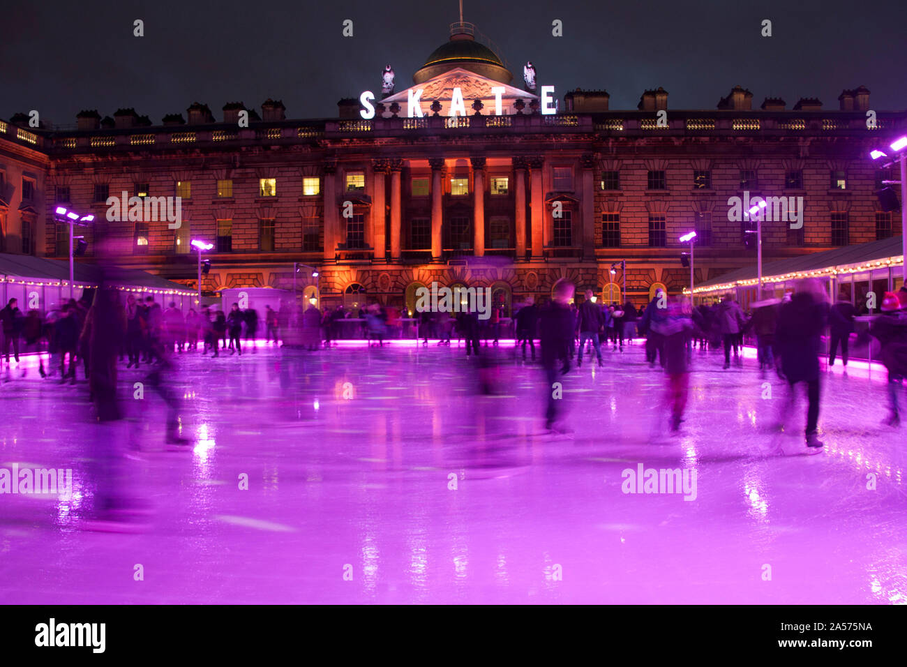 Patin à glace sur la patinoire en hiver la semaine de Noël, Somerset House, Londres, Angleterre, Royaume-Uni, Europe Banque D'Images