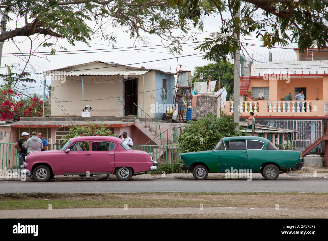 Voitures anciennes sont partout dans la banlieue de La Havane, Cuba Banque D'Images