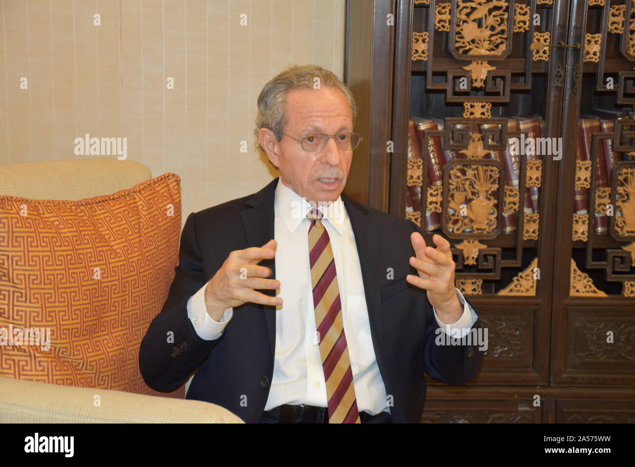 Los Angeles, USA. 15 Oct, 2019. Robert Lawrence Kuhn, un expert américain sur la Chine, également président de la Fondation Kuhn, parle dans un entretien avec Xinhua à Los Angeles, États-Unis, le 15 octobre 2019. Kuhn a encouragé les Occidentaux mardi pour "au moins essayer de comprendre à partir de point de vue de la Chine pourquoi Hong Kong est si importante" en Chine. Pour aller à l'Interview : 'Ouest devraient essayer de comprendre à partir de point de vue de la Chine" à propos de Hong Kong, expert crédit dit : Gao Shan/Xinhua/Alamy Live News Banque D'Images