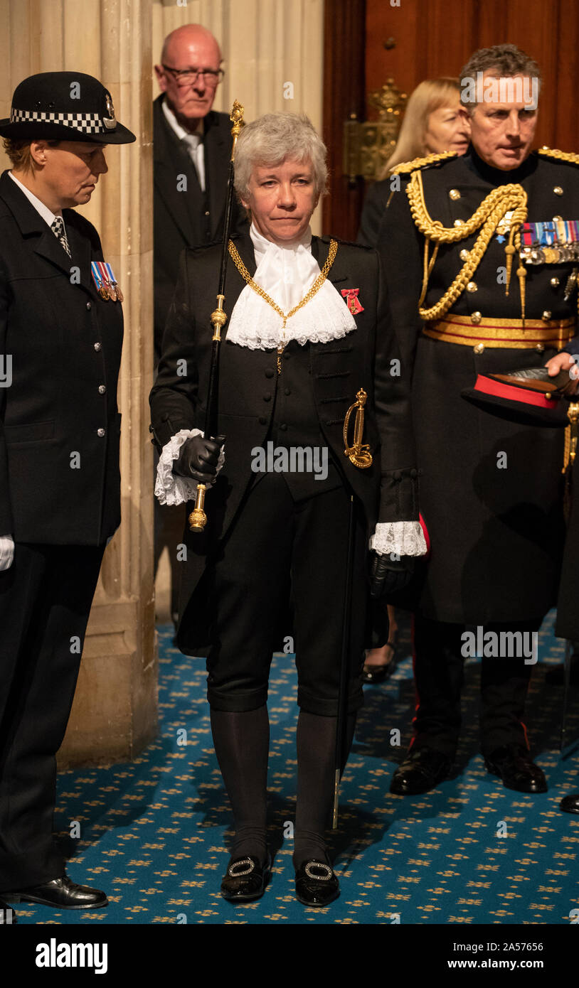 14 octobre 2019 London UK d'ouverture du Parlement en 2019. Sarah Clarke OBE est un administrateur britannique. Depuis le 13 février 2018, elle a servi comme bâton noir, la première femme du bâton noir dans les 650 ans d'histoire du rôle. Le rôle est formellement "La Dame d'Huissier du Bâton noir'. Avant de prendre ce rôle, elle était responsable de l'administration des championnats, Wimbledon. Banque D'Images