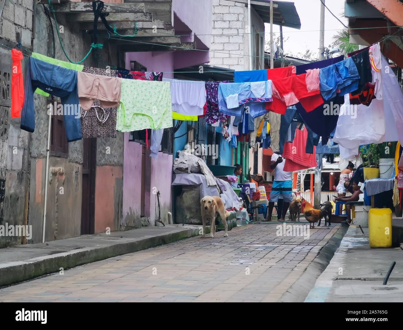 Sua, Équateur, le 03 octobre 2019 : les rues des bidonvilles dans la ville de plage de Sua en Equateur. Vêtements accrochant dans résid street Banque D'Images