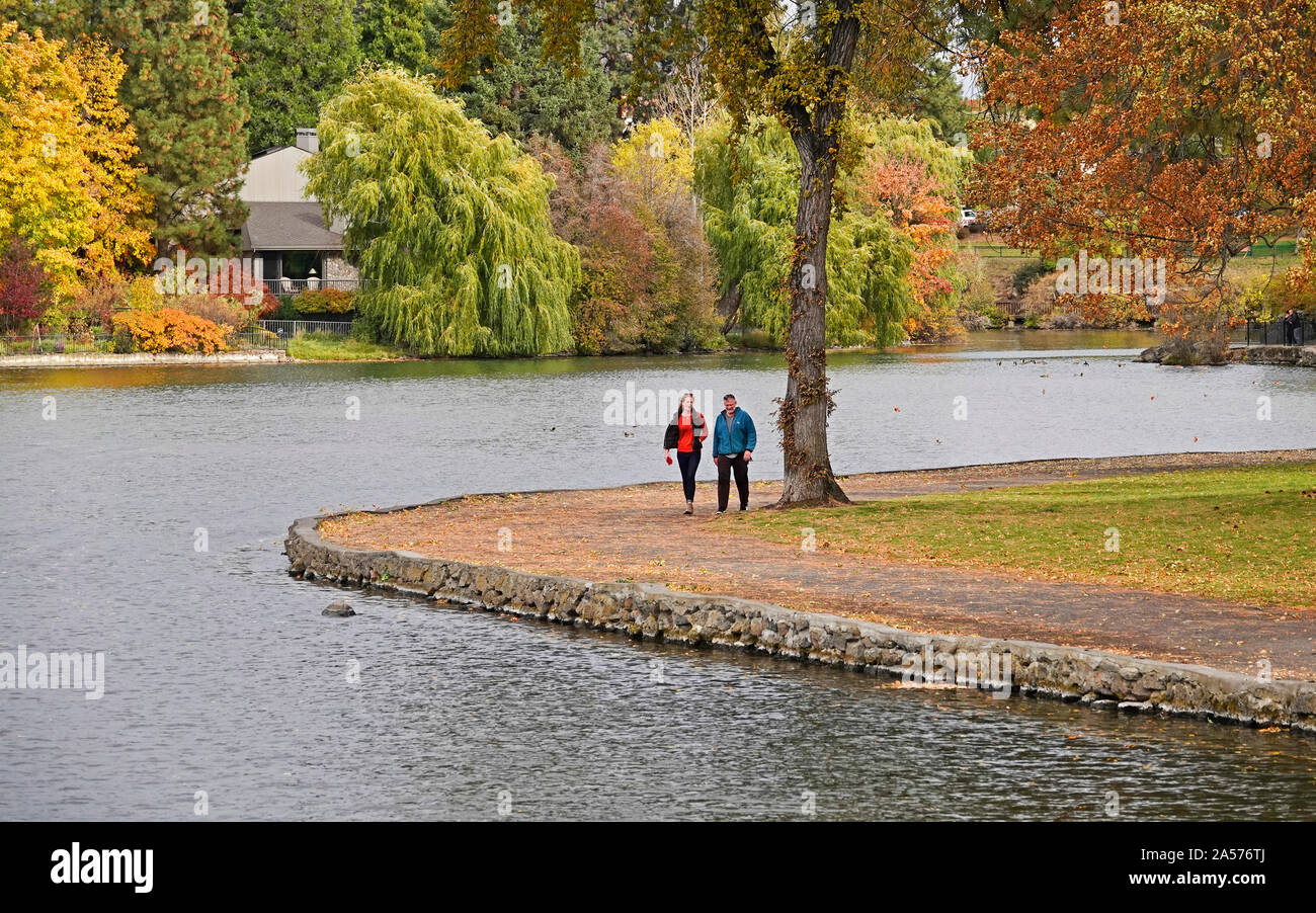 Le saule, le peuplier faux-tremble et peuplier transformer l'or et rouge le long de la rivière Deschutes dans le centre-ville de Bend, Oregon, à l'automne lors de la mi-octobre. Banque D'Images