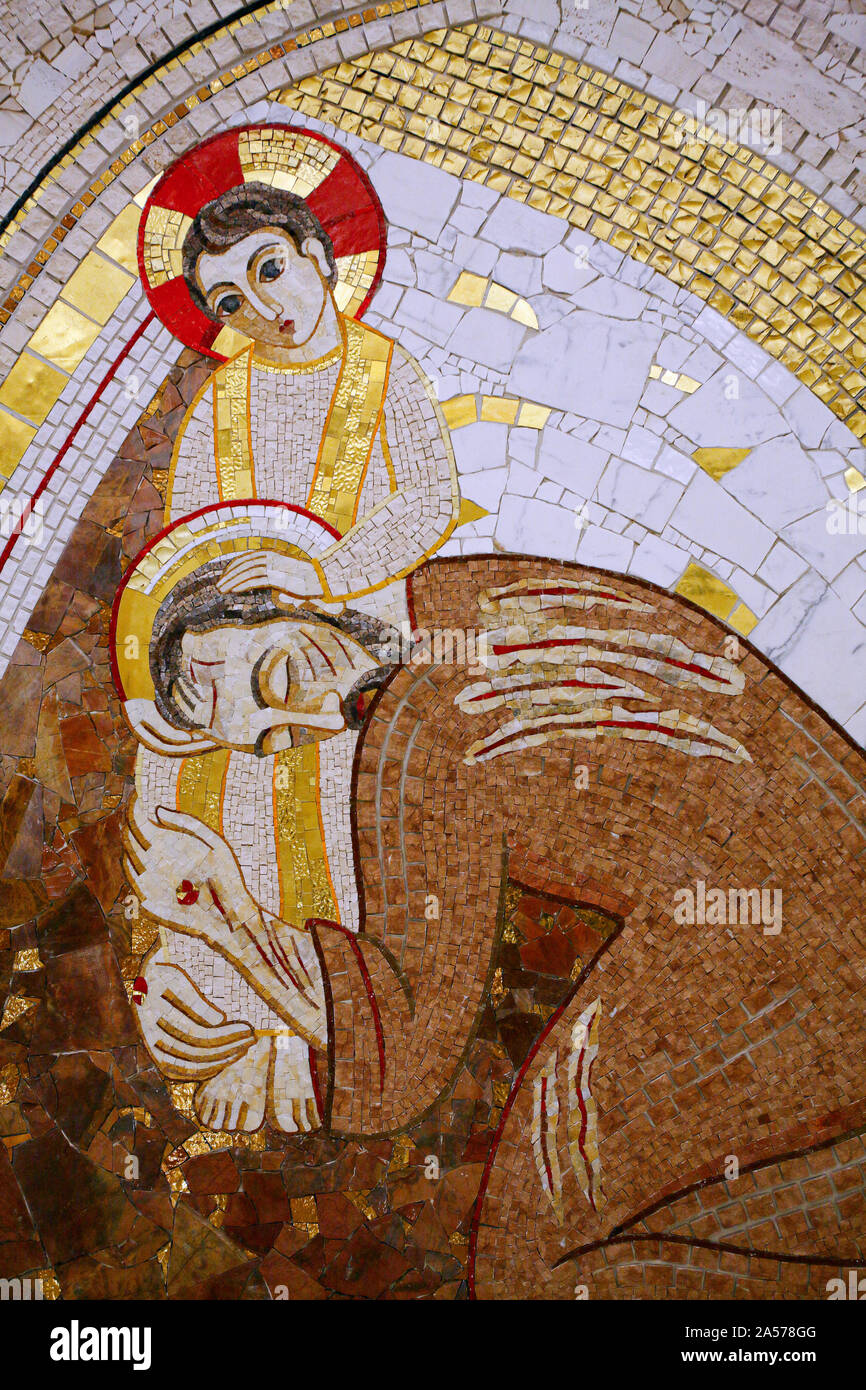 Italie Pouilles San Giovanni Rotondo : rampe de l'église basse de Saint Pio de Pietralcina : Saint Pio, battu par le diable, est consolé par l'Enfant Jésus Banque D'Images