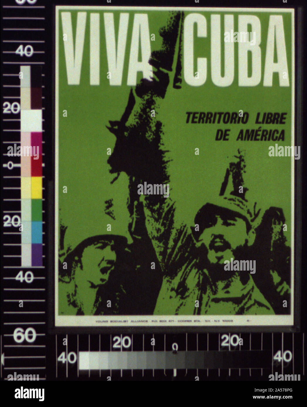 Viva Cuba, territorio libre de America Résumé : Affiche montrant Fidel Castro la canon et un autre soldat. Banque D'Images