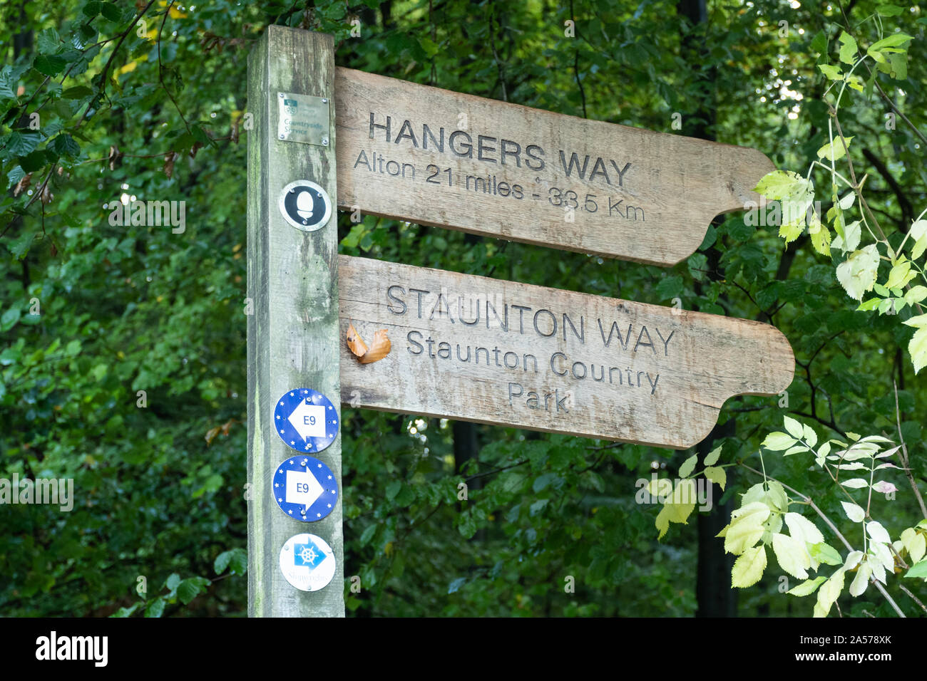 Inscrivez-vous à la poste sentiers sentier de grande façon cintres et Staunton Way dans le Hampshire, au Royaume-Uni Banque D'Images
