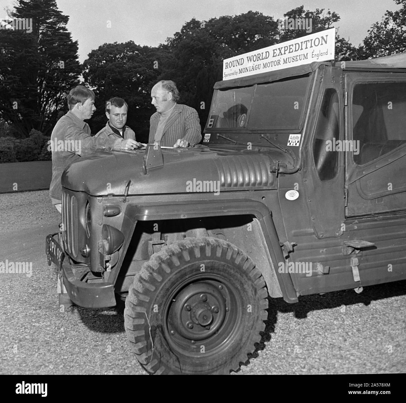 Austin Champ à Beaulieu 1968 Lord Montagu avec James Mathieson et Barry Hale. Banque D'Images