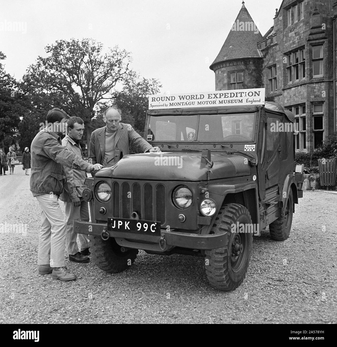 Austin Champ à Beaulieu 1968 Lord Montagu avec James Mathieson et Barry Hale. Banque D'Images