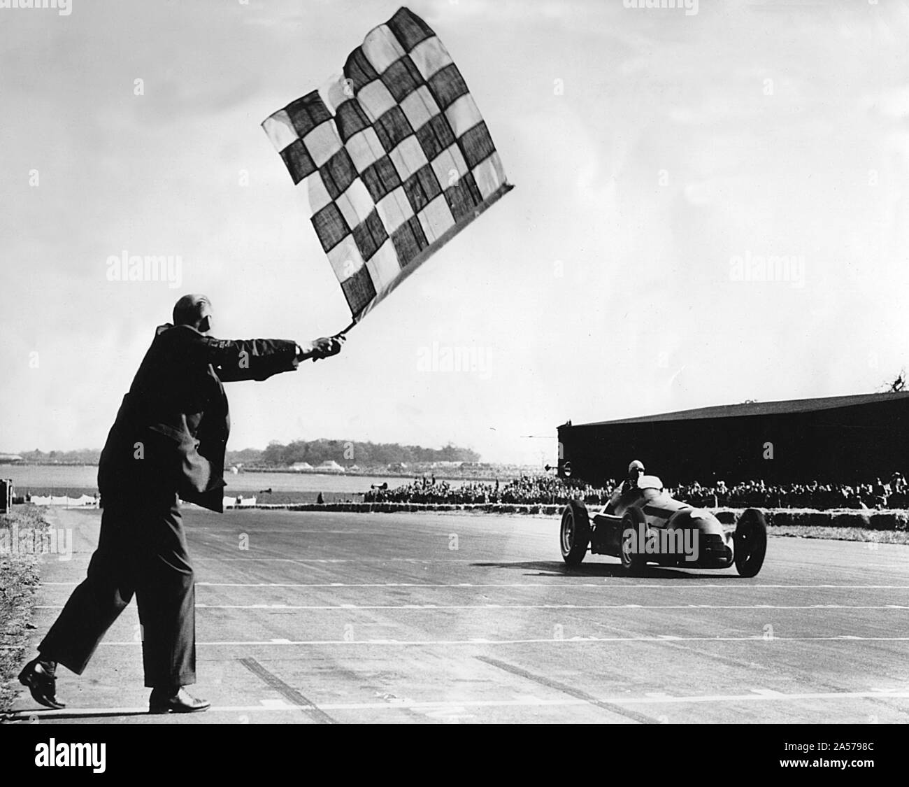 Alfa Romeo, Giuseppe Farina prend drapeau à damiers, Grand Prix de Grande-Bretagne à Silverstone 1950. Banque D'Images