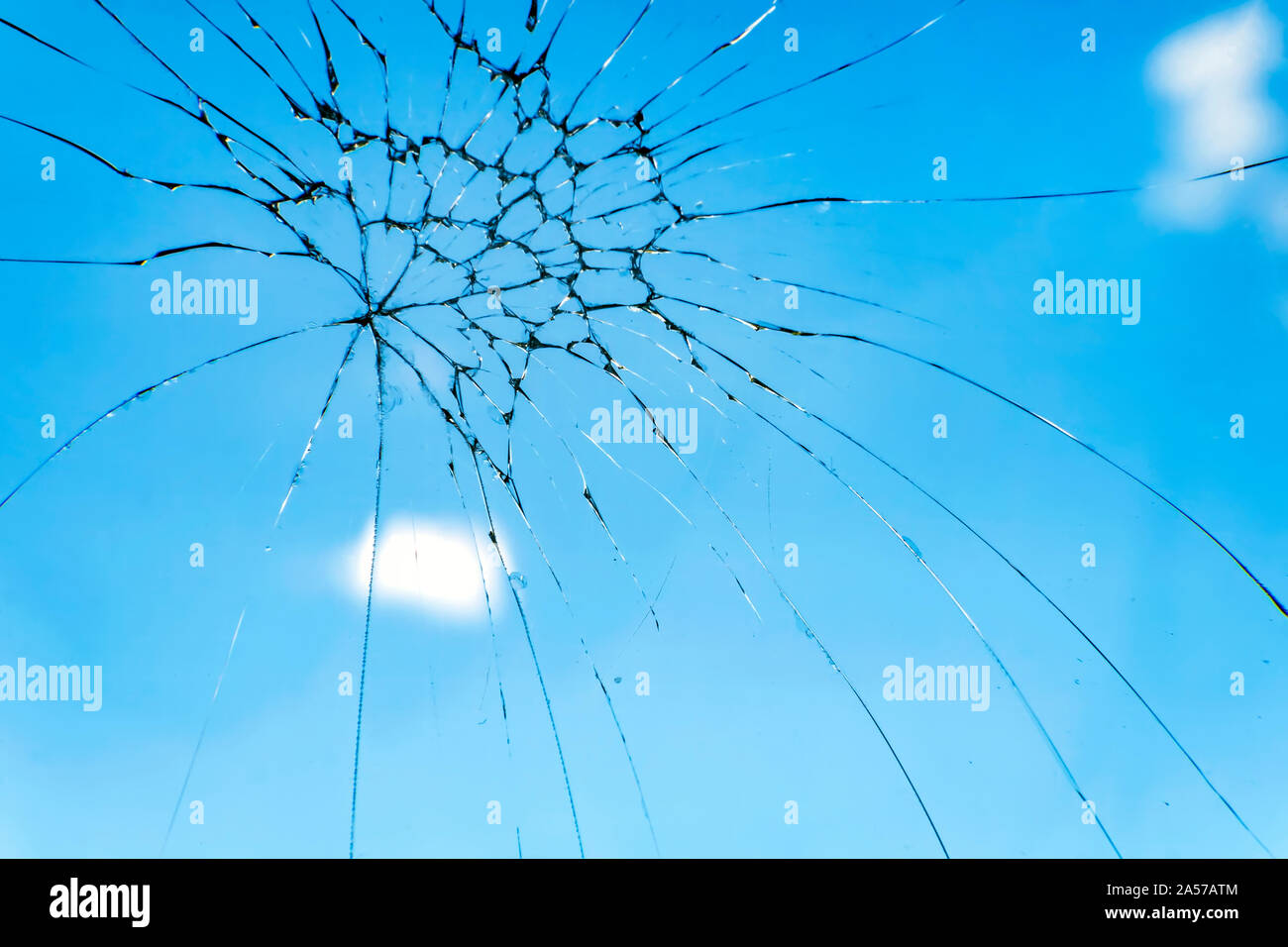 Le verre cassé. les fissures dans la forme d'ARAIGNÉES sur l'écran. Fenêtre cassée. Banque D'Images