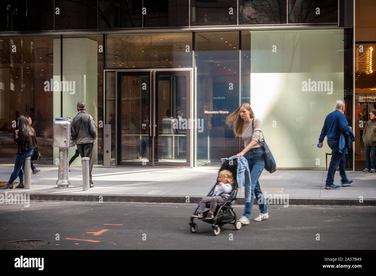 Dans l'avance de l'hôtel récemment rénové le musée d'Art Moderne à New York vu d'ouverture le dimanche, Octobre 13, 2019. Le musée est en ce moment à des aperçus des membres avec l'ouverture officielle le 21 octobre. (© Richard B. Levine) Banque D'Images