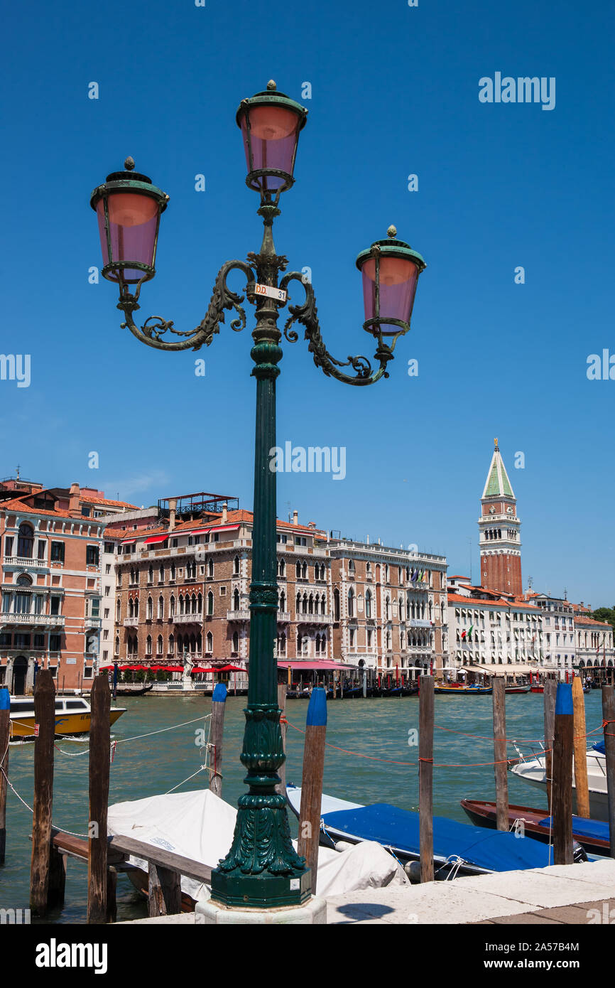 Le Grand Canal et le Campanile di San Marco, le Campo della Salute, Dorsoduro, Venise, Italie : élaborer réverbère dans l'avant-plan Banque D'Images