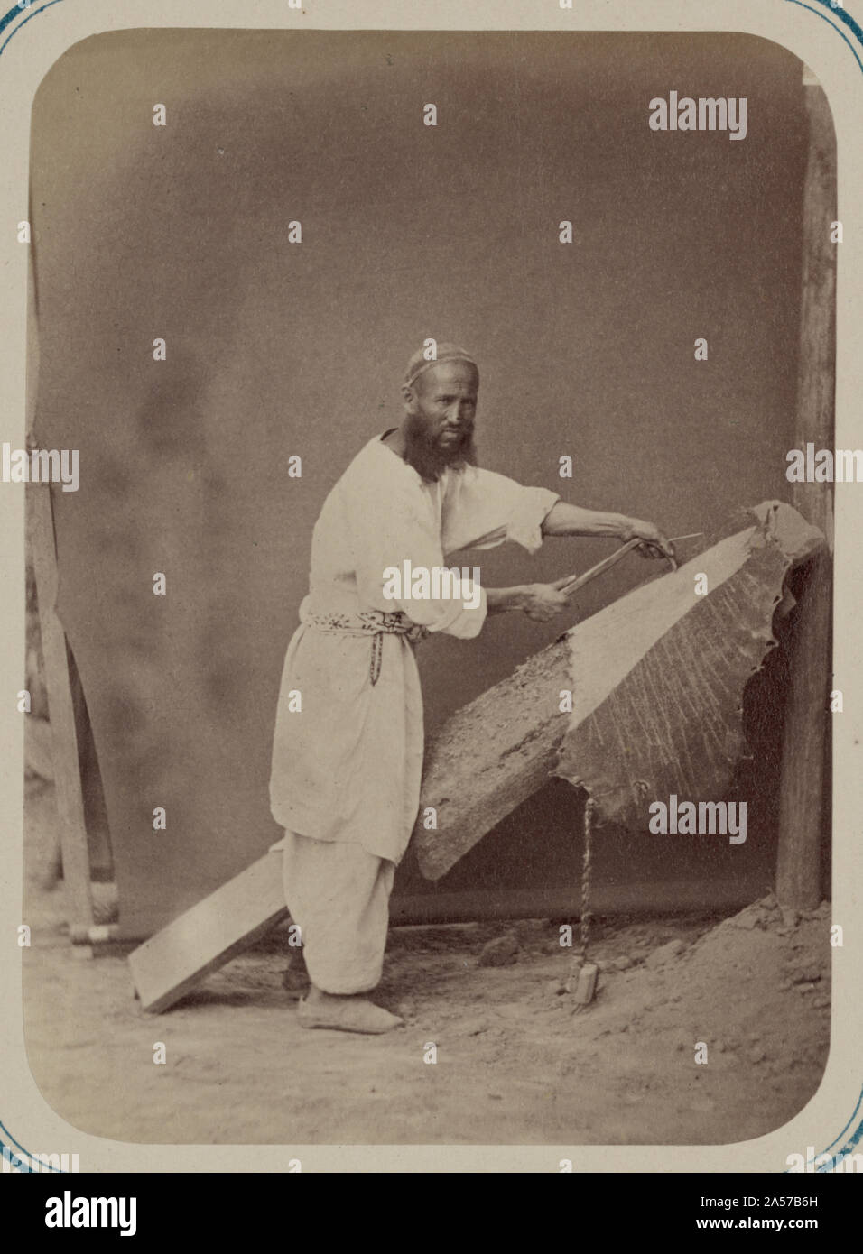 Vydielka shagrenevoi kozhi. Ochishchenie mezdry khamte siemian ot (Rashi) Banque D'Images