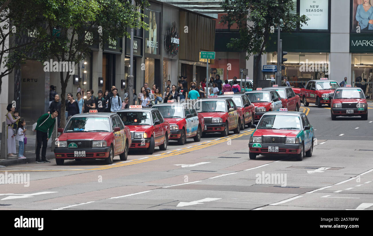 Hong Kong - le 23 avril 2017 : De nombreux véhicules de taxi rouge au niveau de la rue à Hong Kong, Chine. Banque D'Images