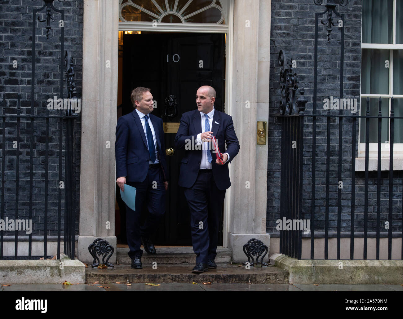 Downing Street, London, UK. 18 Oct 2019. Grant Schapps et Jake Berry partir après la réunion du cabinet le jour avant le grand Brexit vote au Parlement. Credit : Tommy Londres/Alamy Live News Banque D'Images