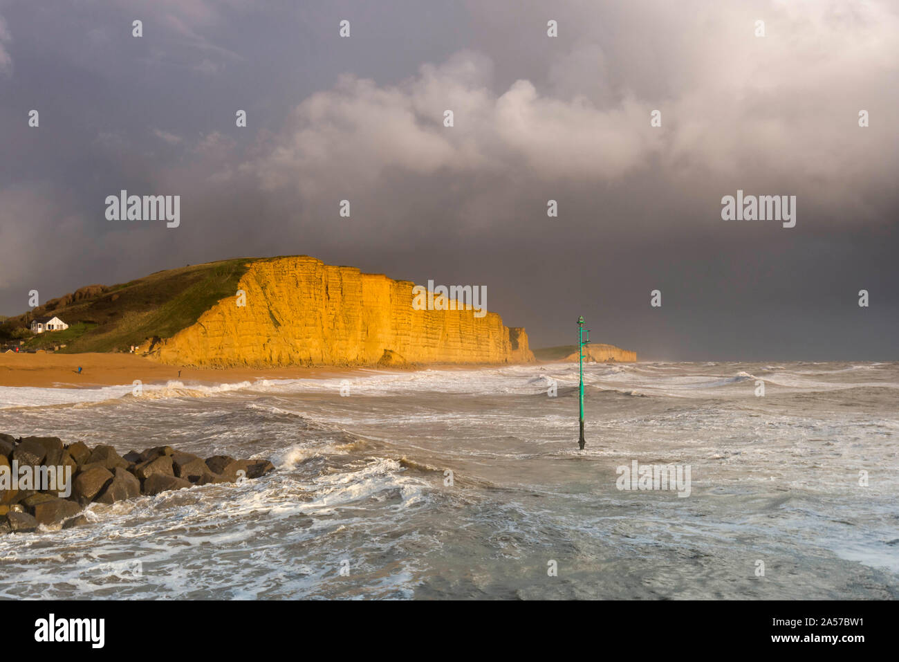 West Bay, Dorset, UK. 18 octobre 2019. Météo britannique. Vue de la falaise est un brillant golden orange aussi sombres nuages orageux douche clair d'West Bay dans le Dorset après une journée de soleil et de fortes averses. Crédit photo : Graham Hunt/Alamy Live News Banque D'Images