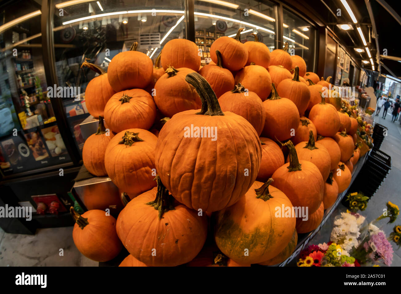 L'affichage à l'extérieur de la citrouille un supermarché dans le quartier de Chelsea, New York le mercredi, Octobre 16, 2019. Les supermarchés, épiceries et les fabricants d'aliments ont adapté jusqu'à l'assaut des saisonniers pumpkin obsédé consommateurs. (© Richard B. Levine) Banque D'Images