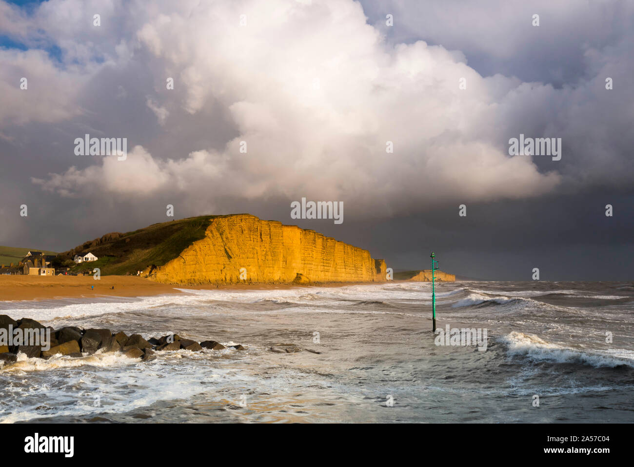 West Bay, Dorset, UK. 18 octobre 2019. Météo britannique. Vue de la falaise est un brillant golden orange aussi sombres nuages orageux douche clair d'West Bay dans le Dorset après une journée de soleil et de fortes averses. Crédit photo : Graham Hunt/Alamy Live News Banque D'Images