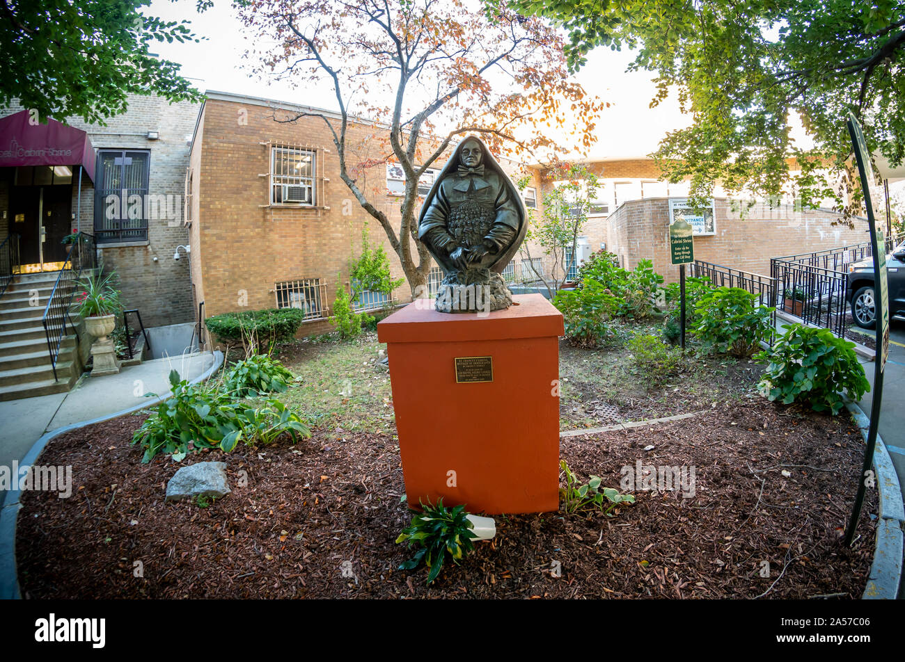 Une sculpture de sainte Francesca Saverio Cabrini par Timothy P. Schmalz au St. Frances Cabrini Shrine à New York le mardi, Octobre 15, 2019. New York State Gov. Andrew Cuomo a promis son appui d'une statue du saint après le Chirlaine McCray's, elle construit NYC" a rejeté sa.(© Richard B. Levine) Banque D'Images