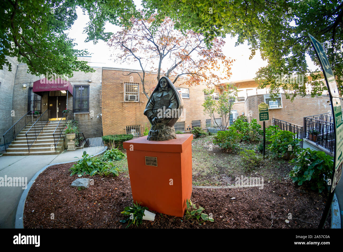 Une sculpture de sainte Francesca Saverio Cabrini par Timothy P. Schmalz au St. Frances Cabrini Shrine à New York le mardi, Octobre 15, 2019. New York State Gov. Andrew Cuomo a promis son appui d'une statue du saint après le Chirlaine McCray's, elle construit NYC" a rejeté sa.(© Richard B. Levine) Banque D'Images