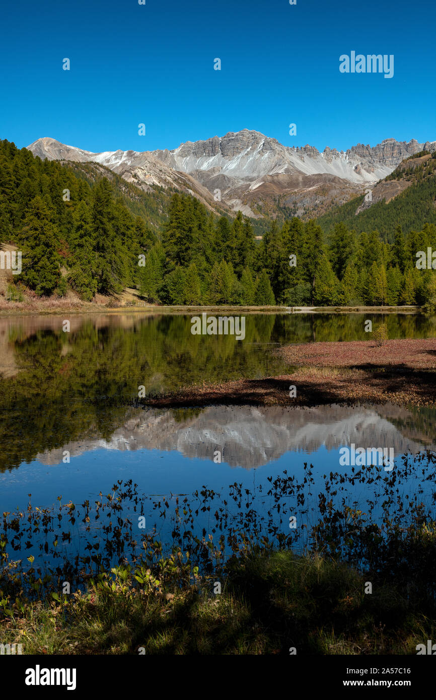 Lac de roue, Queyras. Hautes-Alpes. La France. Sur la photo à l'automne. Réflexion sur les montagnes. Banque D'Images